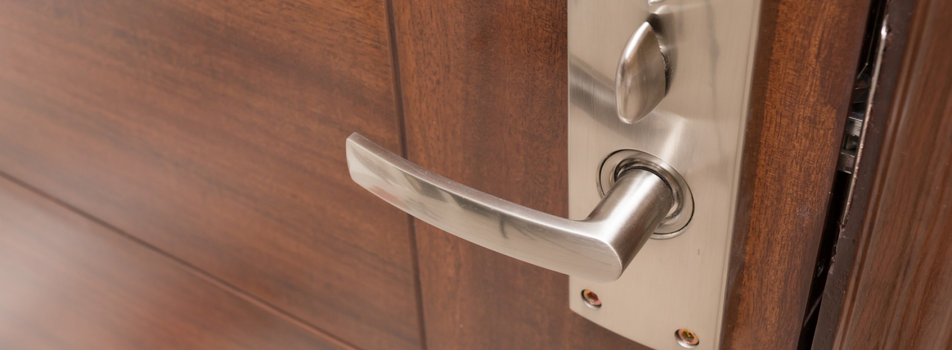 Drzwi drewniane czy PCV – które wybrać?
