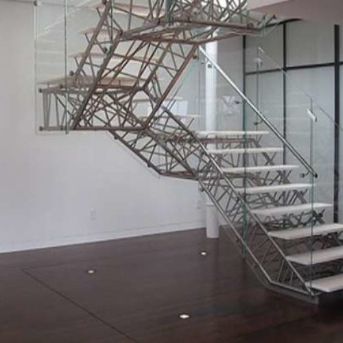 Kiedy zdecydować się na montaż schodów metalowych w domu?
