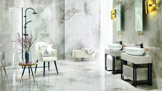 Oświetlenie wnętrza łazienki zaaranżowanej w beżowych barwach