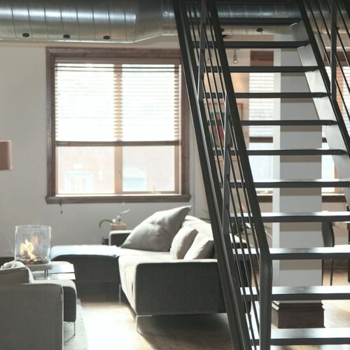 Wewnętrzne schody domowe – drewniane czy metalowe schody na poddasze?