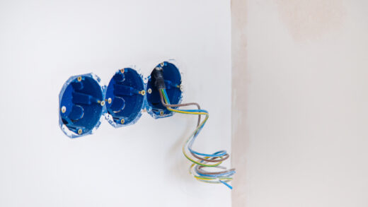 Bezpieczna Instalacja Elektryczna w Domu: Normy, Przeglądy i Błędy