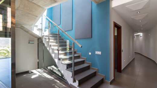 Projektowanie Schodów Wewnętrznych z Betonu i Szkła: Nowoczesne Trendy